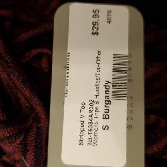 🎄5/$30🎄New Stripped V Top - Picture 5 of 7